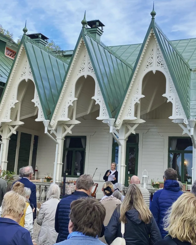 Igår var vi bjudna på 30-års-jubileum hos vår fantastiska granne Ellika på @villasjotorp (om ni inte varit där, åk dit på en magisk matupplevelse i drömsk miljö). Ellika, vilken resa du har gjort, vilket bidrag du har du gett till besöksnäringen i vår by och vilken kämpe du är 💪🤩! Om 22 år hoppas vi att du vill komma på vårt 30-årsjubileum! 😉
#villasjötorp #jubileum #bohuslan #grannar