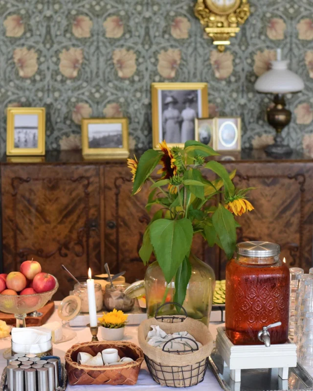 Välkomna på söndagsbrunch vid havet! Nu är det bara två söndag 18/5 samt mors dag kvar innan vi tar sommaruppehåll. 

Vi dukar upp med nybakat bröd, vällagrade ostar, krispiga sallader, goda röror, hembakta kakor, varma rätter, kallar rätter, och något både för den nyttige och den onyttige. 
Är det soligt och varmt öppnar vi uteserveringen vid havet, är det regnigt och ruggigt tänder vi en brasa i kaminen i matsalen. 

Vi har en tidig och en sen sittning. Den tidiga sittningen är mellan kl 10-12 och den sena sittningen är mellan klockan 13:00-15:00. 

Brunchen kombineras med fördel med en söndagspromenad längs havet, en kajkatur eller varför inte med ett bastubad på vår vedeldade bastuflotte? Vi har även en boulbana som ni gärna får låna 😊

Priset är 275kr/vuxen och 120kr/barn över 4 år. Kl 10-12 eller kl 13-15

Välkomna!

#brunch #morsdag #vidhavet #bohuslan