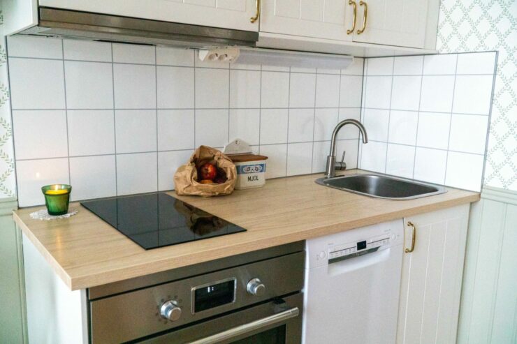 Kök på Loftstuga på Anfasteröd Gårdsvik. Hotellstuga med havsutsikt.