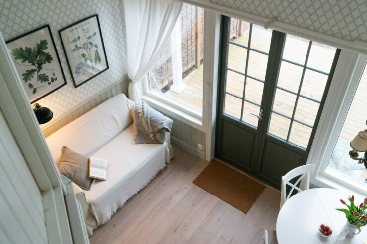 Loftstuga på Anfasteröd Gårdsvik. Hotellstuga med havsutsikt.