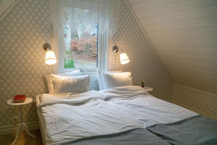 Loftstuga på Anfasteröd Gårdsvik. Hotellstuga med havsutsikt.
